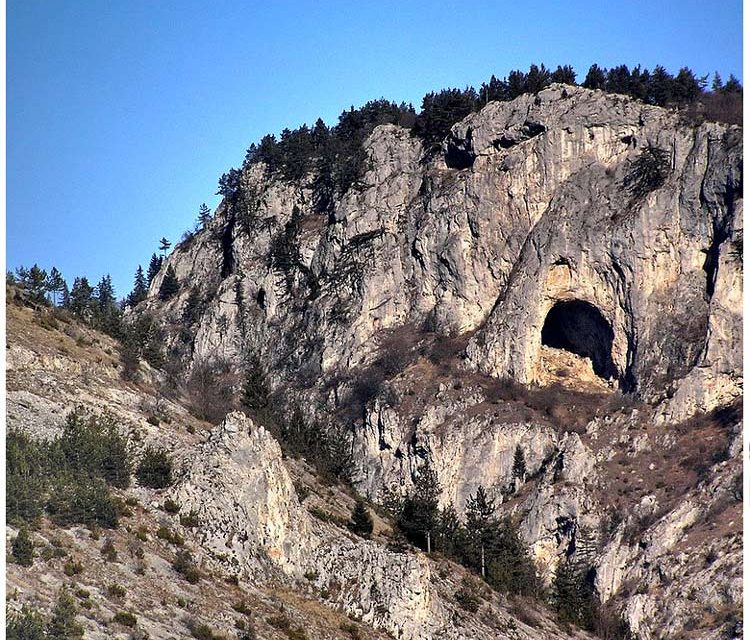Входа на пещерата отдалеч