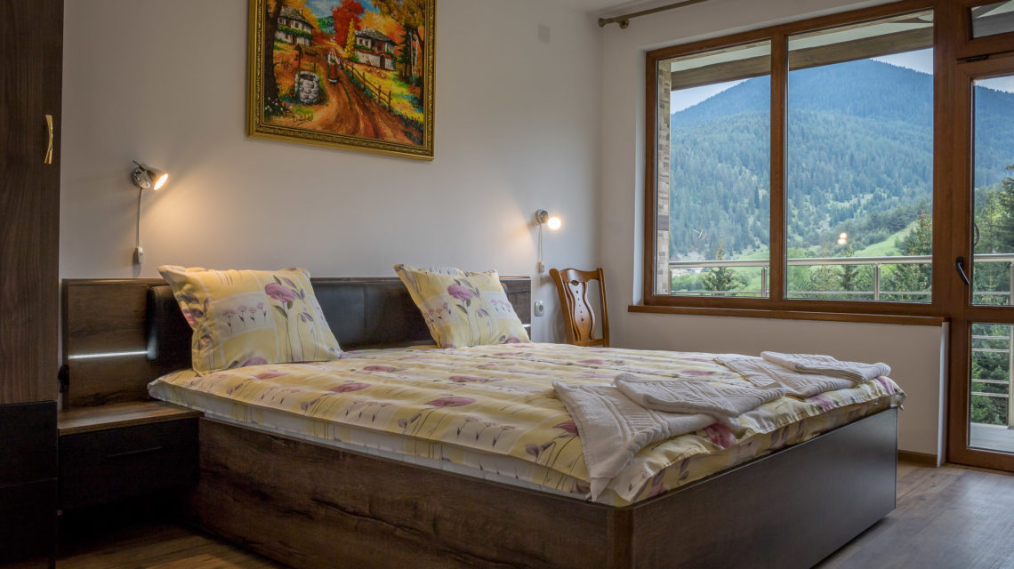 Стая с двойно легло king size с изглед към планината

